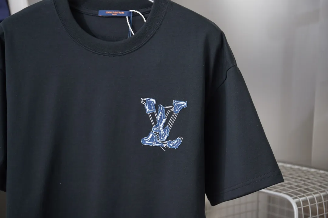 🅿️190 1V 25SS early spring new style denim splicing embroidery LV short sleeves light luxury essential item for daily commuting for men and women correct version welcome to compare detailed features · 320g 100% pure cotton double yarn jersey fabric · Special thickened 32 pieces of double-strand 1X1 thread in the same vat custom dyeing · Denim cutting and splicing ➕Various embroidery craft letters · Double needle stitching across seams · Original main mark, washed tag, brand moisture-proof paper packaging Color: black/white Size: S/M/L/XL